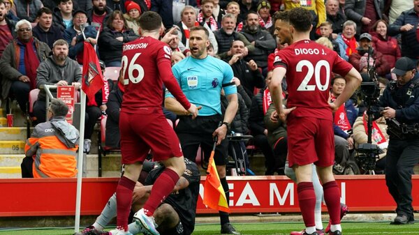 Versus / Suspenden al árbitro asistente sospechoso de dar un codazo a jugador del Liverpool