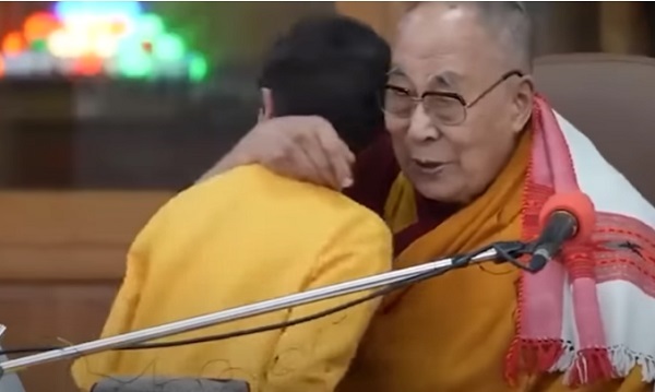 El Dalai Lama pide disculpas tras besar a un niño