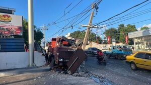 Camión queda sin frenos, embiste un vehículo y derriba columna