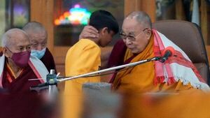El Dalái lama pidió disculpas luego de besar a un niño
