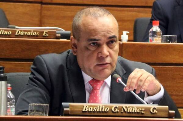 “Bachi” se cruza con el “político sin interna real” y habla del “regalito” que dejaron
