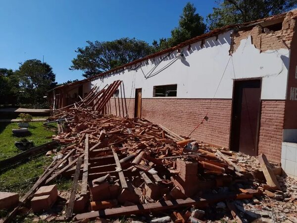 Escuela se derrumbó ayer, domingo, y alumnos se salvan de milagro de una tragedia - Nacionales - ABC Color