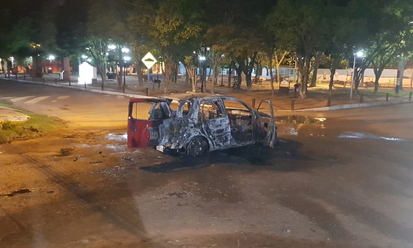 Hombre amenazó con suicidarse y quemó su vehículo en plena vía pública, ocurrió en San José de los Arroyos - OviedoPress