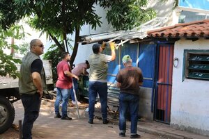 Diario HOY | Demolición y despeje de una vivienda irregular en una plaza de Asunción