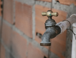La mitad de los hogares paraguayos bebe agua contaminada, señalan · Radio Monumental 1080 AM