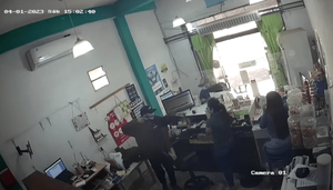 DELINCUENTES PERPETRAN ASALTO EN LOCAL COMERCIAL UBICADO A METROS DE UNA COMISARÍA EN ENCARNACIÓN