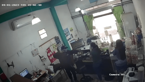 DELINCUENTES PERPETRAN ASALTO EN LOCAL COMERCIAL UBICADO A METROS DE UNA COMISARÍA EN ENCARNACIÓN