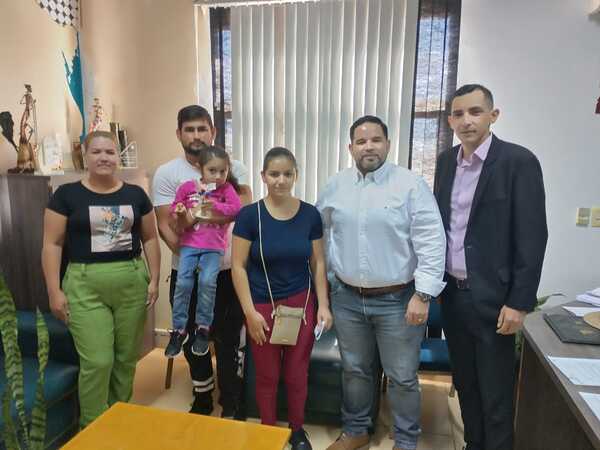 INTENDENTE DE CAMBYRETÁ ENTREGÓ APORTE ECONÓMICO PARA LUANITA