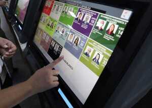Unos 41.000 compatriotas votarán en el exterior en las próximas elecciones generales del 30 de abril - Revista PLUS