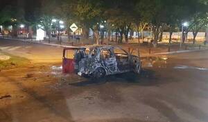 Amenazó con quitarse la vida y quemó su camioneta en plena calle