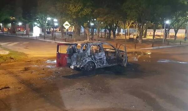 Amenazó con quitarse la vida y quemó su camioneta en plena calle