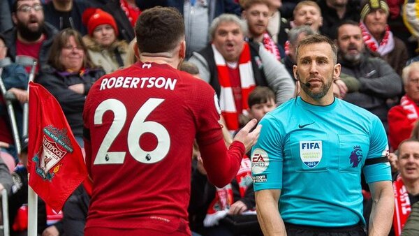 Premier League: Suspenden al árbitro que agredió a Robertson