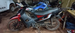 Delincuentes se enfrentan a tiros con la policía y abandonan motocicleta