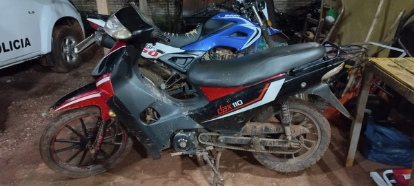 Delincuentes se enfrentan a tiros con la policía y abandonan motocicleta