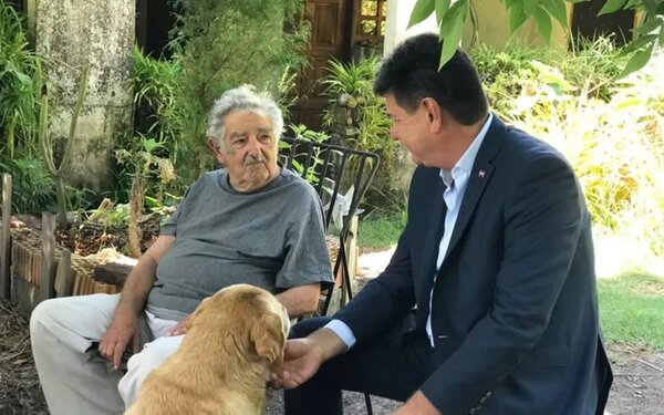 Gran encuentro entre Pepe Mujica, Efraín Alegre y la juventud paraguaya