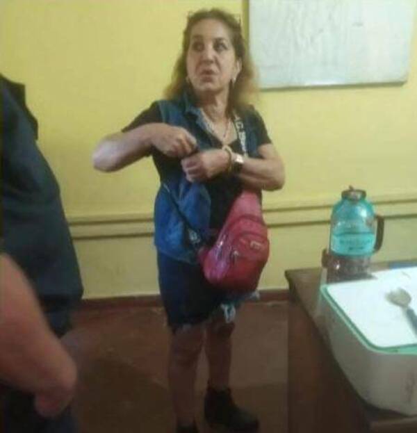 Fue a denunciar el robo de su celu y quedó detenida