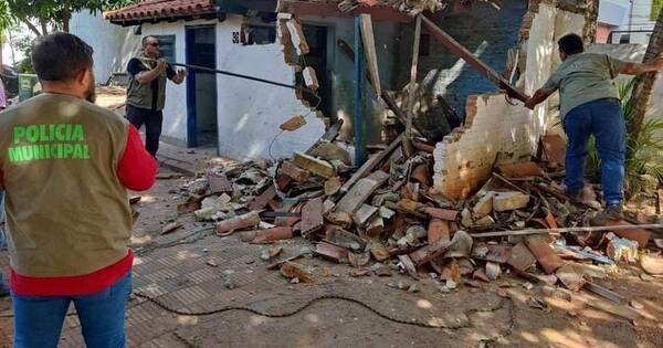 La Nación / Desalojan y demuelen vivienda instalada de manera irregular en plaza de Asunción