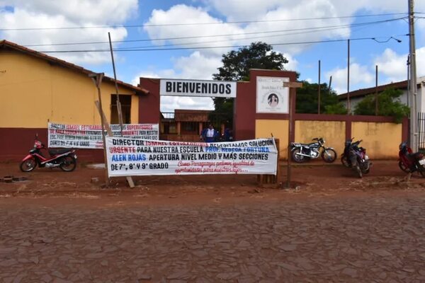 Estudiantes toman colegio para exigir apertura del tercer ciclo - Nacionales - ABC Color