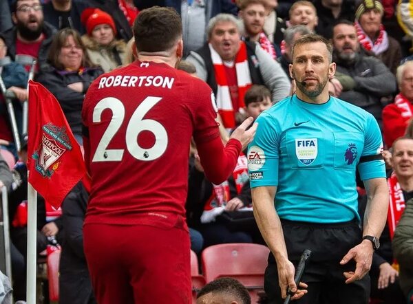 Suspenden el árbitro asistente que agredió a jugador del Liverpool - Fútbol Internacional - ABC Color
