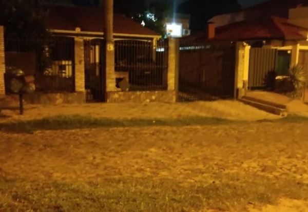 Vendió su vehículo en una playa de autos y lo asaltaron al llegar a su casa - Oasis FM 94.3