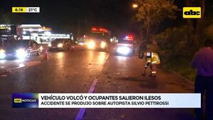 Video: Vehículo volcó y ocupantes salieron ilesos  - ABC Noticias - ABC Color