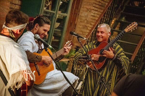 Nestor Ló y los Caminantes lanza su nuevo álbum junto a grandes maestros para “Que No Haya Barreras” - Te Cuento Paraguay