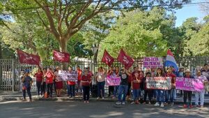 Con fuerte apoyo, Menchi encara juicio oral contra Juan Vera