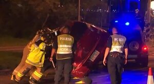 Vuelco sin lesionados en autopista Silvio Pettirossi - Policiales - ABC Color