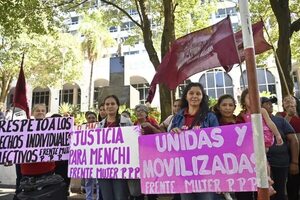 Mujeres se manifiestan frente al Palacio de Justicia en apoyo a Menchi Barriocanal - Nacionales - ABC Color
