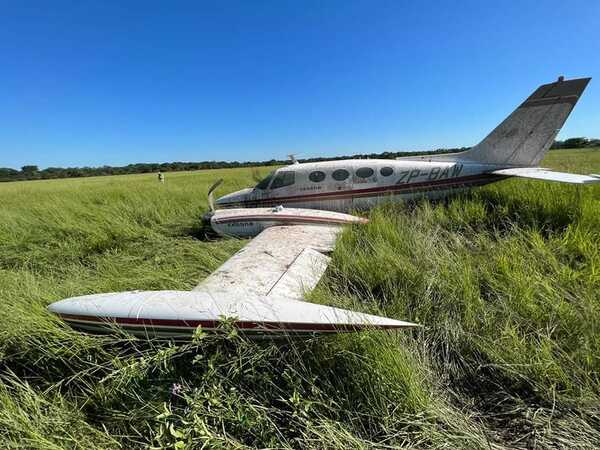 SE INCENDIÓ EL MOTOR DE UNA AVIONETA QUE TRASLADABA, ENTRE OTROS PASAJEROS, AL GOBERNADOR DE ALTO PARAGUAY, LA RÁPIDA ACCIÓN DEL PILOTO EVITÓ UNA TRAGEDIA - La Voz del Norte