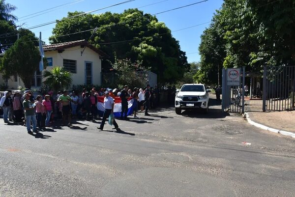 Pobladores se manifiestan frente a Yacyretá para reclamar víveres en Ayolas - Nacionales - ABC Color