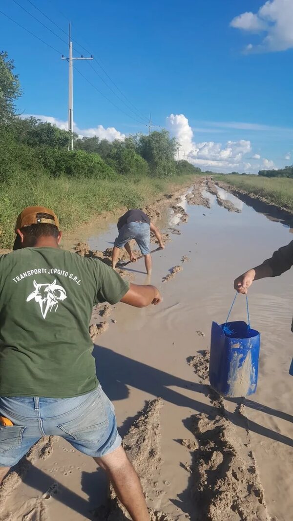 Ante inacción de autoridades, camioneros atrapados en Alto Paraguay desagotan camino - Noticias del Chaco - ABC Color
