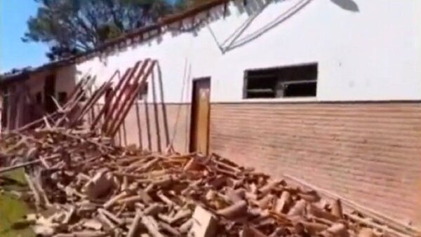 Cae techo de escuela y alumnos darán clases bajo árboles en San Joaquín