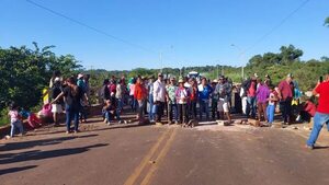 Nativos cierran ruta en el acceso a Villa Ygatimí exigiendo varias reivindicaciones - Nacionales - ABC Color