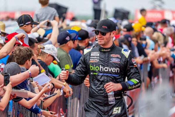 Una estrella de NASCAR fue arrestado tras ser acusado de estrangular a una mujer