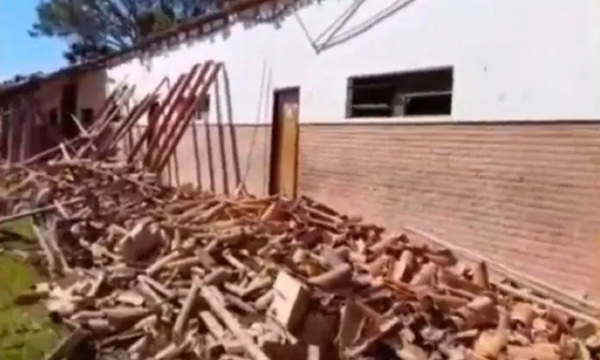 Techo de una escuela cayó y alumnos tendrán que dar clases bajo árboles en San Joaquín, Caaguazú - OviedoPress
