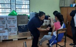 Realizan vacunación en instituciones educativas en Juan E. O´Leary