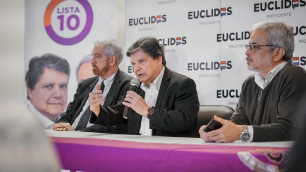 Euclides asegura que un candidato presidencial está en "caída libre"