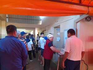 Masiva concurrencia de personas en vacunatorio del Hospital Regional de Encarnación