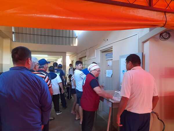 Masiva concurrencia de personas en vacunatorio del Hospital Regional de Encarnación