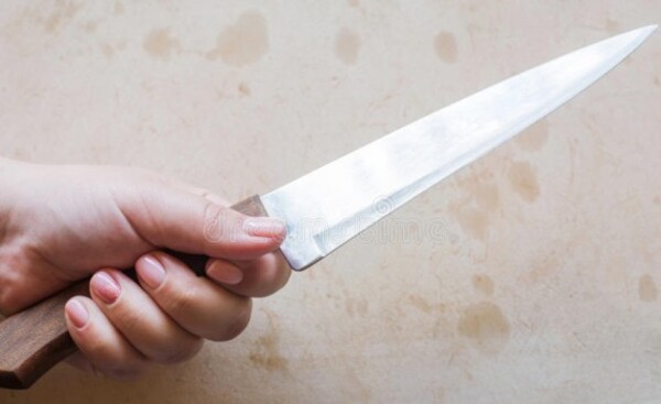 Piden prisión de mujer que habría apuñalado a exnovia de su pareja
