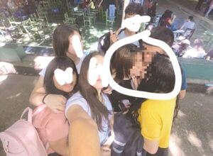 Beso de tres en la Pascua Joven indignó al rollo