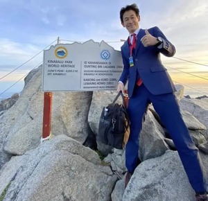 Hombre escaló el pico más alto de Japón vestido de traje