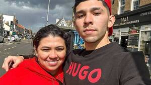 El crack Julio Enciso, feliz con la visita de su mamá, la llevó de compras