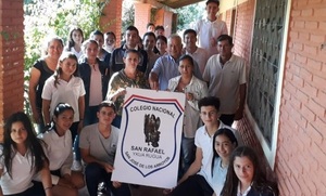 Alumnos y padres de un colegio de San José, están molestos por no ser convocados a concurso para cargo a dirección - Noticiero Paraguay