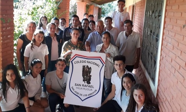 Alumnos y padres de un colegio de San José, están molestos por no ser convocados a concurso para cargo a dirección - Noticiero Paraguay