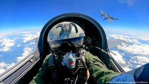 Barcos de guerra y aviones chinos se mantienen alrededor de Taiwán