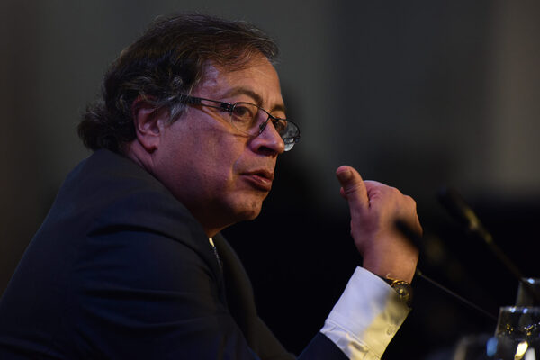 Petro plantea indemnizar a las víctimas del conflicto armado con bonos del emisor - MarketData