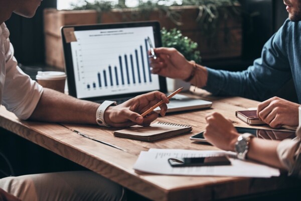EY detiene la escisión de sus negocios de consultoría y auditoría - Revista PLUS
