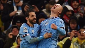 El Manchester City consigue gran ventaja en frenético duelo